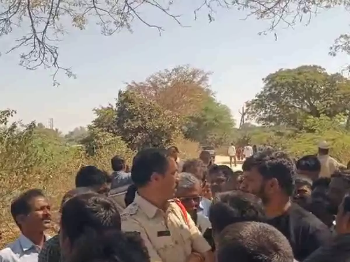 Mahbubnagar में खदान में गिरने से 2 बच्चों की मौत Mahbubnagar में खदान में गिरने से 2 बच्चों की मौत