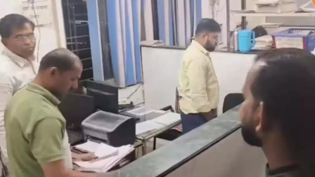 कल्याण डोंबिवली नगर पालिका क्लर्क रिश्वत लेते गिरफ्तार कल्याण डोंबिवली नगर पालिका क्लर्क रिश्वत लेते गिरफ्तार
