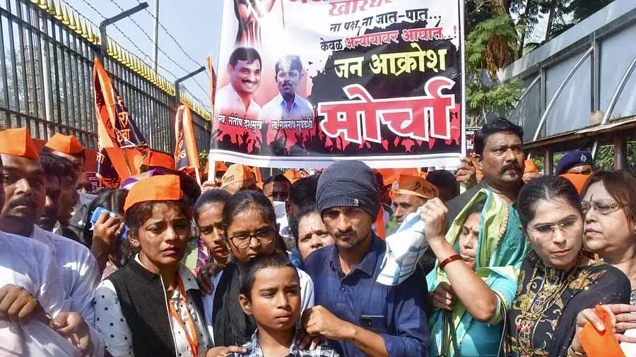 Vanjari समुदाय के मुखिया ने मारे गए सरपंच के परिजनों का समर्थन किया Vanjari समुदाय के मुखिया ने मारे गए सरपंच के परिजनों का समर्थन किया
