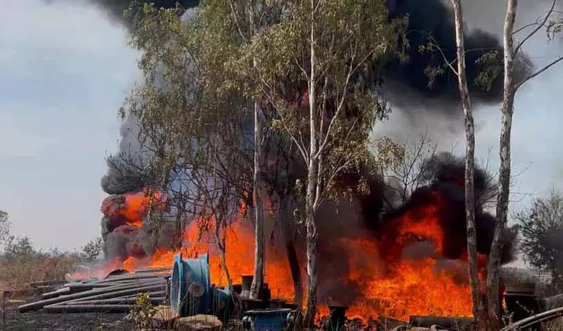 Sangareddy में मिशन भागीरथ पाइप में आग लगा दी गई Sangareddy में मिशन भागीरथ पाइप में आग लगा दी गई