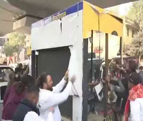 केजरीवाल के खिलाफ वाल्मिकी समाज, दलित महापंचायत का प्रदर्शन, AAP की चुनावी वैन में तोड़फोड़ केजरीवाल के खिलाफ वाल्मिकी समाज, दलित महापंचायत का प्रदर्शन, AAP की चुनावी वैन में तोड़फोड़