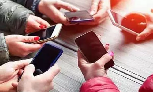 कश्मीर के बच्चों में डिजिटल लत ‘महामारी स्तर’ पर पहुंच गई : डॉक्टर
