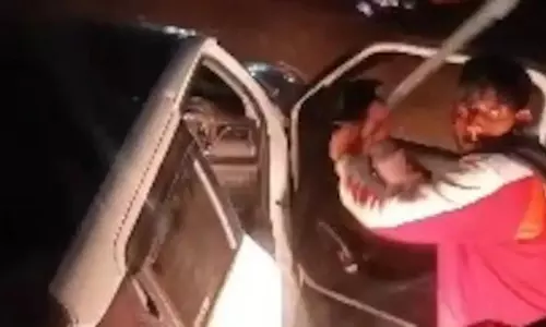 कार चालक ने प्राइवेट बस को रोककर किया हमला, चाकू के साथ गिरफ्तार कार चालक ने प्राइवेट बस को रोककर किया हमला, चाकू के साथ गिरफ्तार