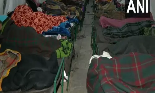 Delhi में ठंड जारी रहने के कारण निवासियों ने रैन बसेरों में शरण ली Delhi में ठंड जारी रहने के कारण निवासियों ने रैन बसेरों में शरण ली