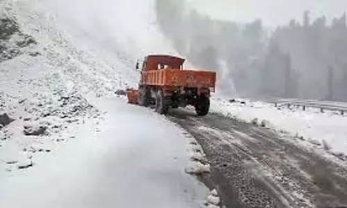 Jammu-Kashmir:  सड़कों से बर्फ हटाने का काम जोरों पर, 10 मार्गों पर यातायात बहाल