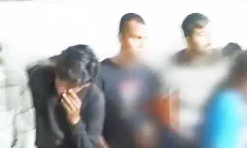भिलाई में कई संदिग्ध जोड़े पुलिस हिरासत में, सुबह-सुबह यहां पड़ी रेड भिलाई में कई संदिग्ध जोड़े पुलिस हिरासत में, सुबह-सुबह यहां पड़ी रेड
