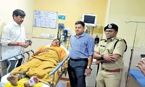 Telangana: हैदराबाद के पब में अपराधी द्वारा की गई गोलीबारी में पुलिसकर्मी घायल Telangana: हैदराबाद के पब में अपराधी द्वारा की गई गोलीबारी में पुलिसकर्मी घायल