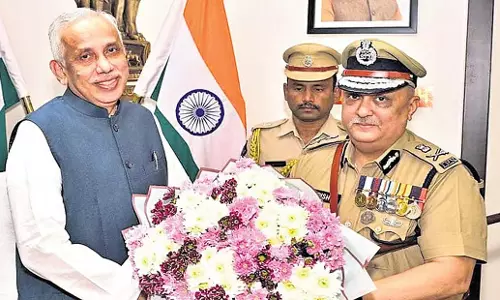 Andhra: कार्यभार संभालने के एक दिन बाद डीजीपी ने राज्यपाल अब्दुल नजीर से मुलाकात की Andhra: कार्यभार संभालने के एक दिन बाद डीजीपी ने राज्यपाल अब्दुल नजीर से मुलाकात की