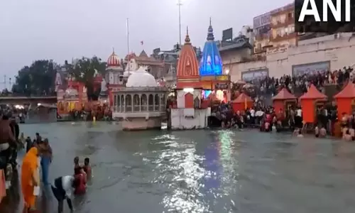 Basant Panchami के अवसर पर हर की पौड़ी पर श्रद्धालुओं ने गंगा में पवित्र डुबकी लगाई