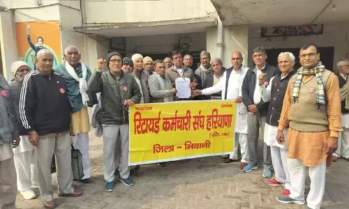 Haryana : भिवानी में रिटायर्ड कर्मचारी यूनियन ने किया विरोध प्रदर्शन