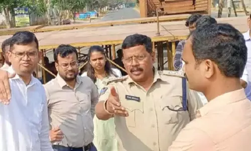 Andhra: श्रीकाकुलम में अत्यधिक यातायात से वाहन चालकों को परेशानी Andhra: श्रीकाकुलम में अत्यधिक यातायात से वाहन चालकों को परेशानी