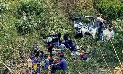 महाराष्ट्र: नासिक-गुजरात राजमार्ग पर बस दुर्घटना में 7 लोगों की मौत, 15 घायल महाराष्ट्र: नासिक-गुजरात राजमार्ग पर बस दुर्घटना में 7 लोगों की मौत, 15 घायल