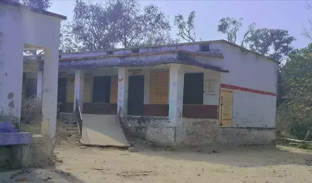 Sultanpur: 14 छात्रों और एक अध्यापक वाला स्कूल बंद होने के कगार पर Sultanpur: 14 छात्रों और एक अध्यापक वाला स्कूल बंद होने के कगार पर