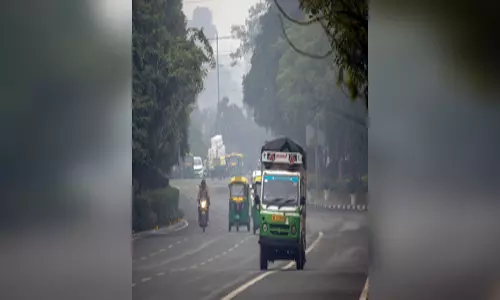 ‘बहुत खराब’ श्रेणी में पहुंची दिल्ली की वायु गुणवत्ता, येलो अलर्ट जारी