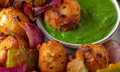 Achari Aloo Tikka: बोरियत दूर करने के लिए एक बेहतरीन डिश
