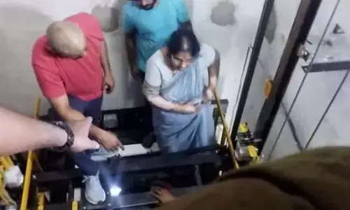 Markapuram रेलवे स्टेशन पर 3 घंटे तक लिफ्ट में फंसे रहे यात्री Markapuram रेलवे स्टेशन पर 3 घंटे तक लिफ्ट में फंसे रहे यात्री