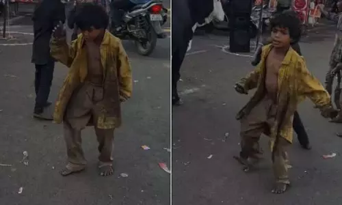 बच्चे ने शोले के गाने पर किया जोरदार डांस, VIDEO ने इंटरनेट पर मचाया बवाल बच्चे ने शोले के गाने पर किया जोरदार डांस, VIDEO ने इंटरनेट पर मचाया बवाल
