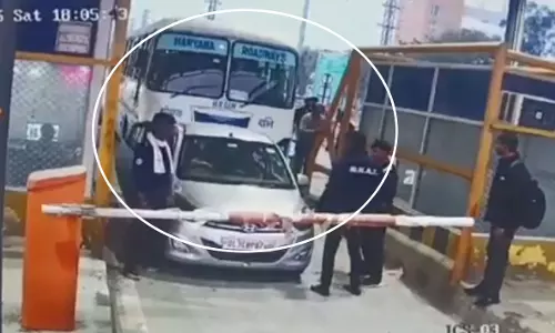बस ने टोलकर्मी को मारी टक्कर, पुलिस फरार चालक की तलाश कर रही