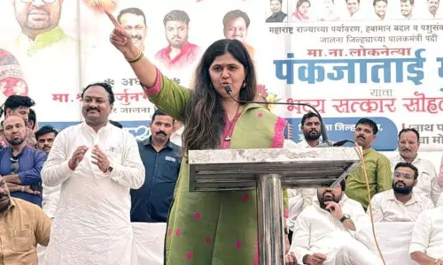 Pankaja Munde: राजनीति कीचड़ भरे पानी में कपड़े धोने जैसी, कुछ लोग सुपारी की तरह