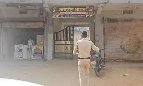 बाइक की डिक्की में शराब ले जाते दिखा आरक्षक, नशे में भी टुन्न था