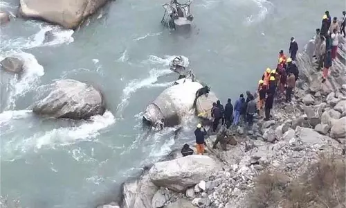 Himachal : अनियंत्रित होकर सतलुज नदी में गिरा वाहन, 2 लोग लापता