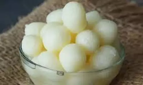 Rasgulla Recipe:त्योहारों के सीजन  में आप भी घर पर बना सकते हैं मुलायम रसगुल्ले