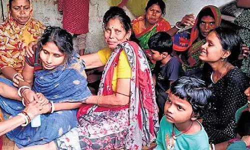 Odisha: शव ले जा रही एम्बुलेंस के टिप्पर से टकराने से तीन लोगों की मौत Odisha: शव ले जा रही एम्बुलेंस के टिप्पर से टकराने से तीन लोगों की मौत