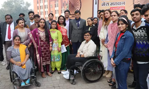 New Delhi: उत्तर पूर्व दिल्ली में दिव्यांग वोटर ने सीईओ के साथ सेल्फी ली, मतदान की अपील की New Delhi: उत्तर पूर्व दिल्ली में दिव्यांग वोटर ने सीईओ के साथ सेल्फी ली, मतदान की अपील की