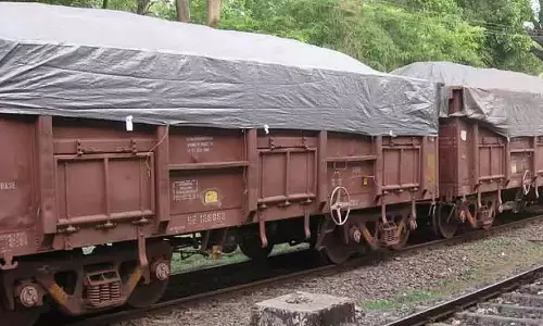 रेलवे स्टेशन में महिला मालगाड़ी की चपेट में आई, हालत गंभीर