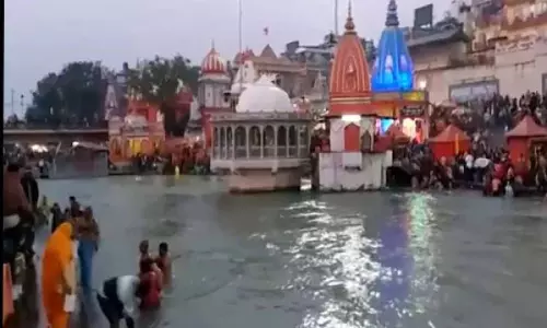 बसंत पंचमी के दिन श्रद्धालुओं ने हर की पौड़ी पर गंगा में पवित्र डुबकी लगाई