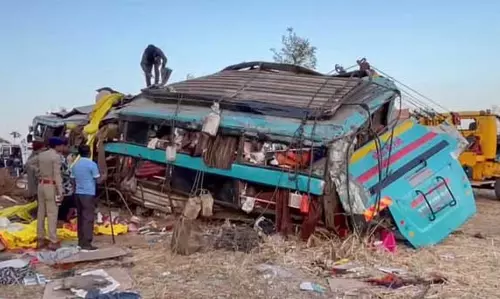 बस खाई में गिरने से 5 तीर्थयात्रियों की मौत, 17 घायल, VIDEO