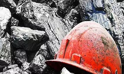 नकदी के लालच में तालिबान अफगानिस्तान की खदानों पर दांव लगा रहा नकदी के लालच में तालिबान अफगानिस्तान की खदानों पर दांव लगा रहा