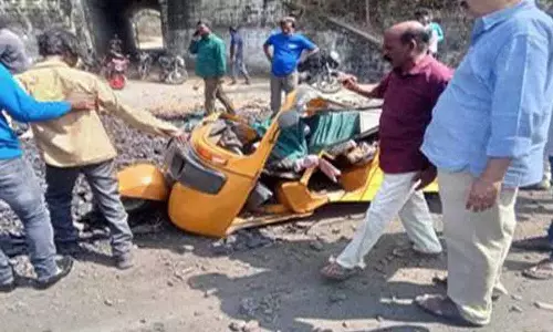 Coal tipper ने ऑटो-रिक्शा को टक्कर मारी, चालक भाग्यशाली रहा