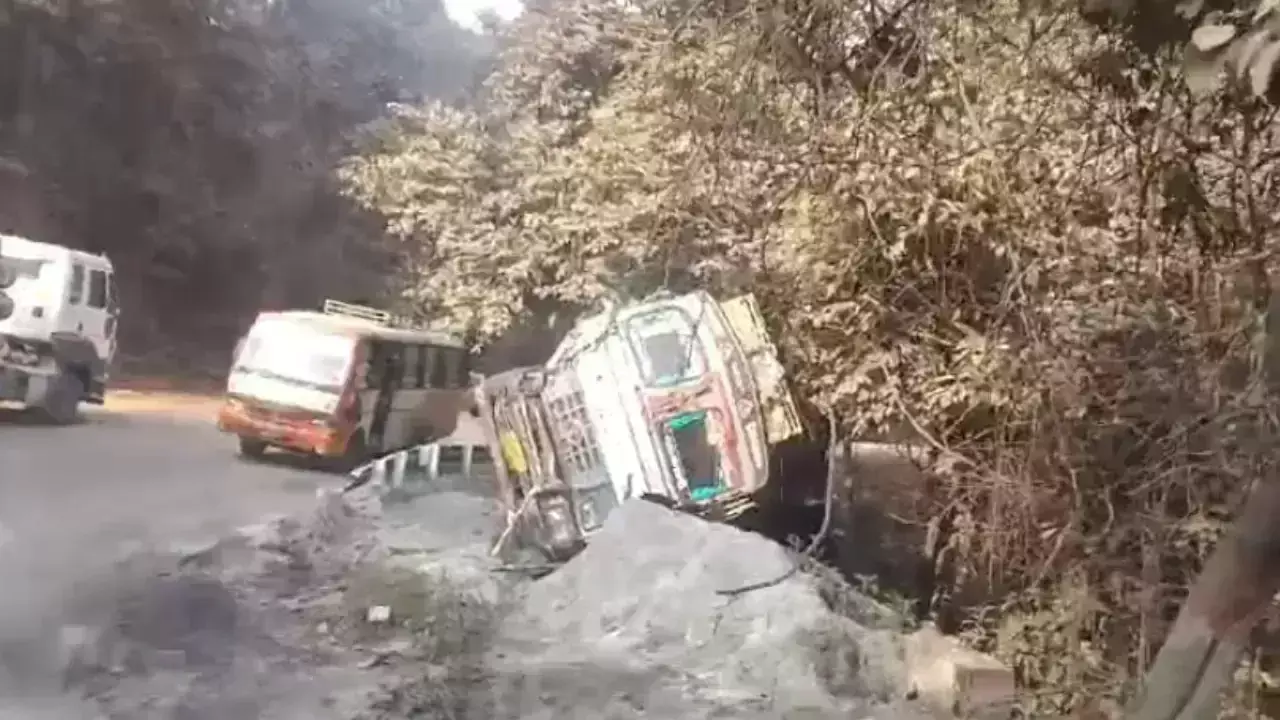 Sonbhadra: राष्ट्रीय राजमार्ग पर तीन वाहन आपस में टकराए, दो की हालत गंभीर