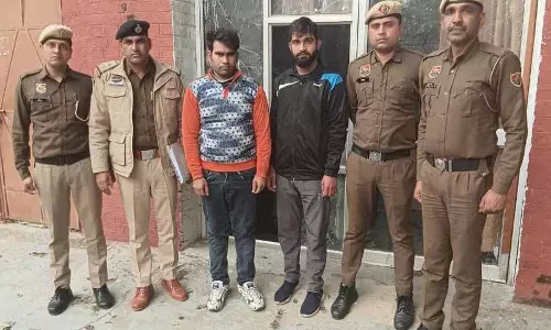 कैशियर की हत्या के आरोप में दो गिरफ्तार कैशियर की हत्या के आरोप में दो गिरफ्तार