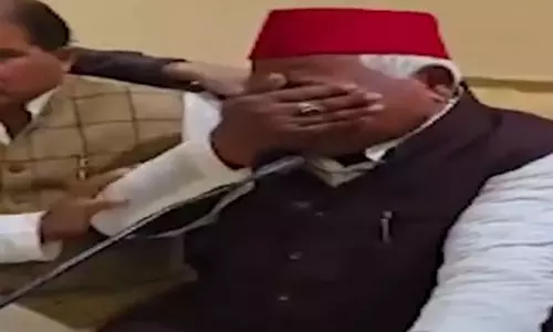 प्रेस कॉन्फ्रेंस में जब फूट-फूटकर रोने लगे सांसद, वीडियो हुआ वायरल