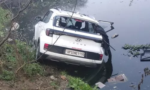 Lucknow: चिनहट इलाके में तालाब में कार के डूबने से हाई कोर्ट के दो वकीलों की मौत हुई
