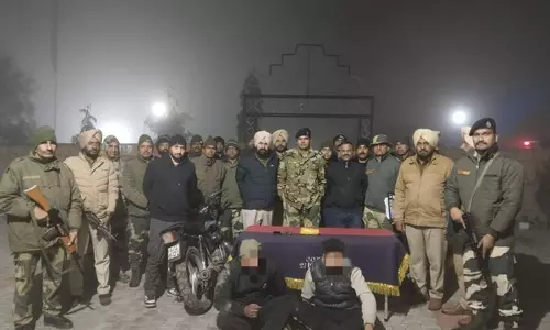 BSF ने हेरोइन के साथ 2 तस्करों को पकड़ा BSF ने हेरोइन के साथ 2 तस्करों को पकड़ा
