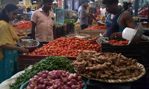 Chennai के कोयम्बेडु बाजार में सब्जियों के दाम देखें