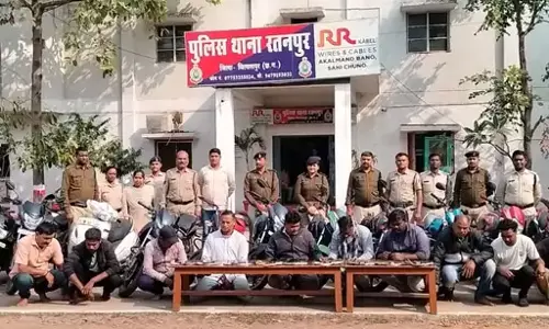 जंगल में जुआरियों की महफिल पर पुलिस की रेड, 11 लोग पकड़ाए