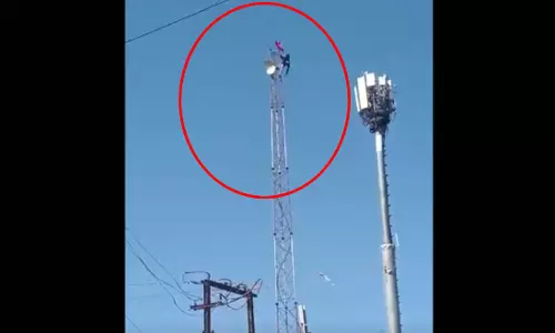 VIDEO: नशे में युवक 80 फीट ऊंचे टावर पर चढ़ा, भारी भीड़ हुई जमा, फिर...