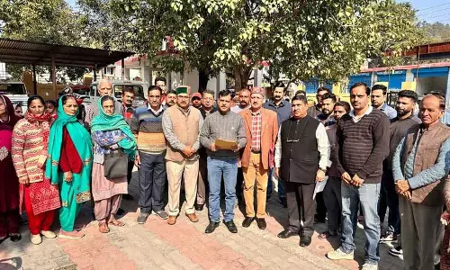 Jaisinghpur के स्थानीय लोगों ने खेल के मैदान में निर्माण का विरोध किया Jaisinghpur के स्थानीय लोगों ने खेल के मैदान में निर्माण का विरोध किया
