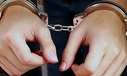 Karnataka: छात्रों को धमकाने और पैसे ऐंठने के आरोप में होमगार्ड जवान गिरफ्तार Karnataka: छात्रों को धमकाने और पैसे ऐंठने के आरोप में होमगार्ड जवान गिरफ्तार