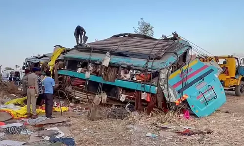 Gujarat : बस गहरी खाई में गिरी, 5 तीर्थयात्रियों की मौत, 35 घायल