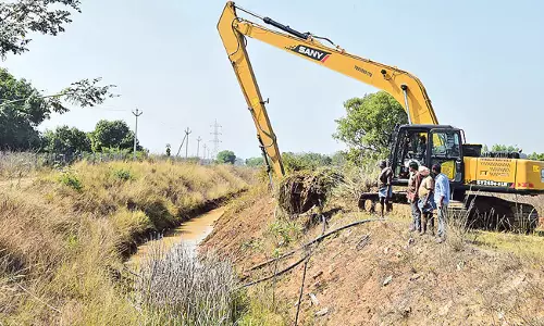 Telangana : नहरों से गाद साफ करने के लिए किसानों को भेजा गया काम