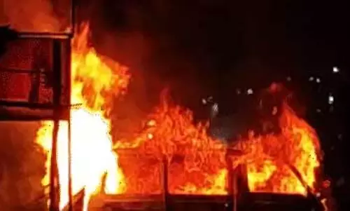 एक जिंदा जला: कार का सीएनजी सिलेंडर फटा, बचाने गए सब-इंस्पेक्टर और कांस्टेबल भी झुलसे