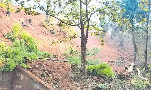 Issorsim गांव के लोगों का आरोप, रेलवे ठेकेदार बिना अनुमति के कर रहा अतिक्रमण