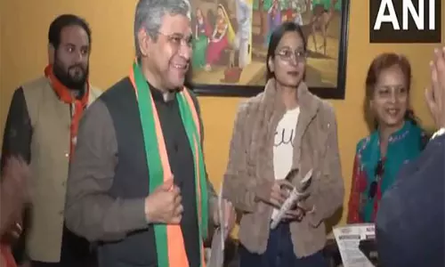 केंद्रीय मंत्री Ashwini Vaishnav ने दिल्ली चुनाव के लिए घर-घर जाकर प्रचार किया