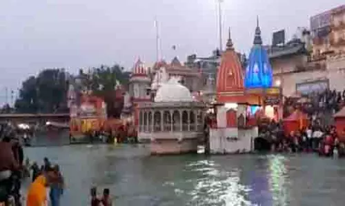 Basant Panchami के दिन श्रद्धालुओं ने हर की पौड़ी पर गंगा में पवित्र डुबकी लगाई