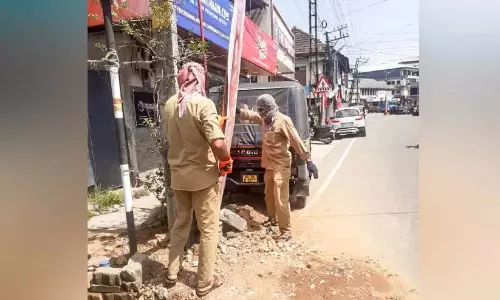 नगर परिषद सचिव जुर्माना भरेंगे: शहर से अवैध बोर्ड और झंडे हटाए गए